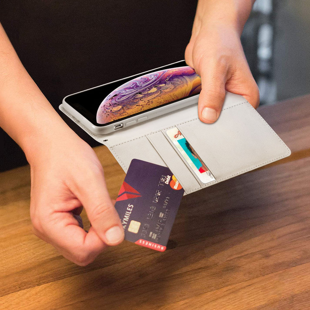 There’s a handy window pocket that lets you flash your ID when needed and a full-size pocket for cash, receipts or magnetic security cards.